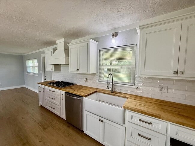 Photo - 305 E Pine St