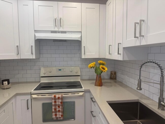 Building Photo - 629 Fanshaw O Unit 629