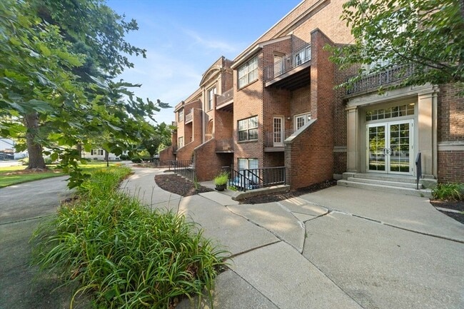 Photo - 325 Plantation St Unit 113