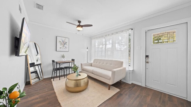 Building Photo - 720 1/2 W Woodlawn Ave Unit ID1271928P