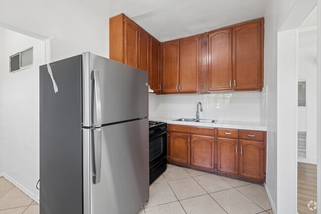 2BR, 1BA - 1,000SF - Kitchen - 2700 S Redondo Blvd