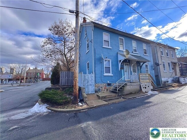 Photo - 527 Bradley St