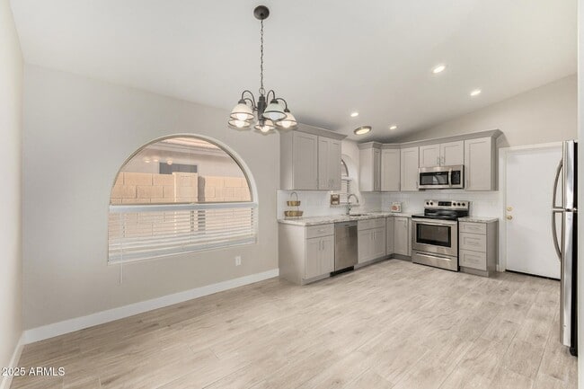 Photo - 911 E Lovegrass Dr