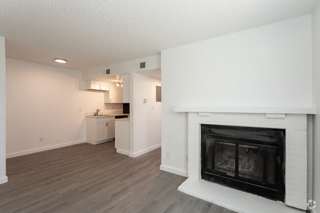 1BR, 1BA - 630SF - Living Room, Dining Room - Trailpoint by Trion Living