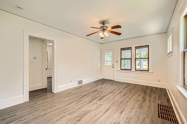 Photo - 1083 Western Ave N