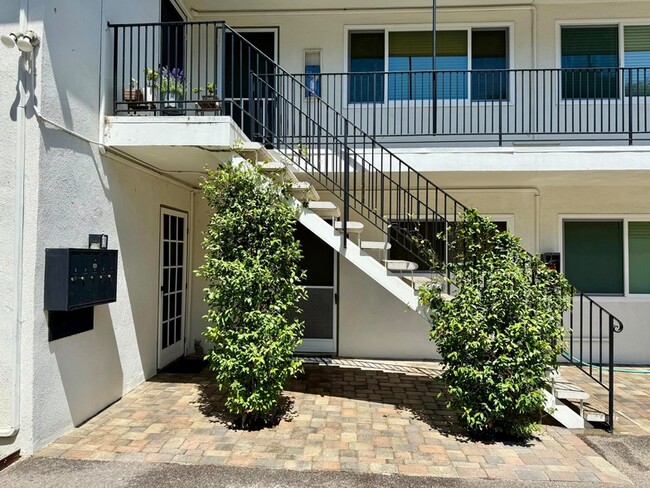 Building Photo - 1808 Castillo St Unit D