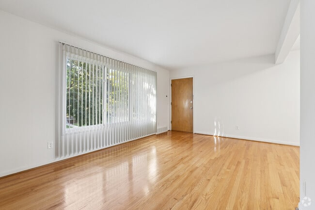 Alberta I - 1BR, 1BA - 603SF - Living Room - Amber Court Apartments