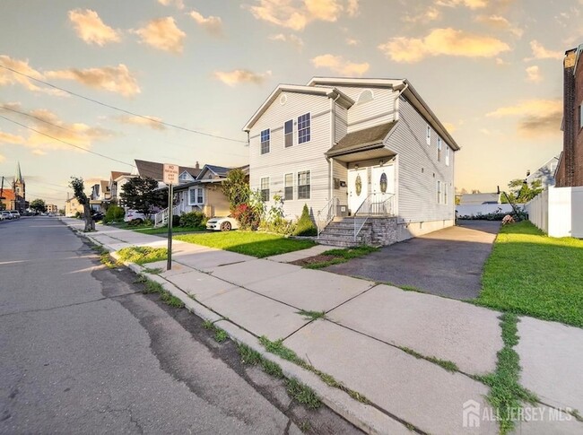 Building Photo - 138 Pershing Ave Unit 2