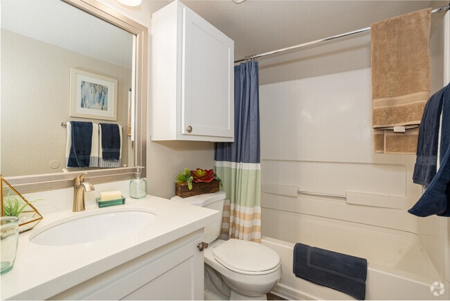 2BR, 1BA - 788SF - Charleston