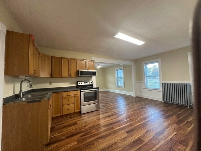 Building Photo - 34 Maple St Unit 2
