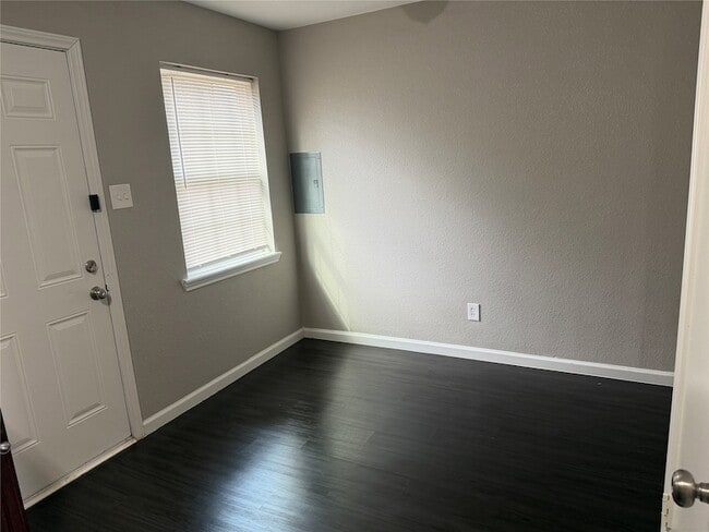 Photo - 357 NW Newton Dr