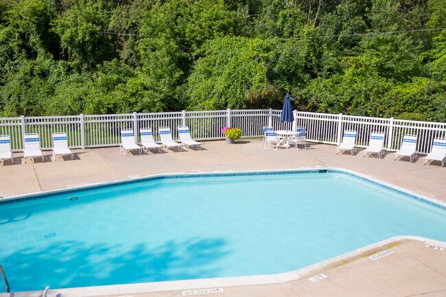 Swimming Pool with Sundeck - Novi Ridge Apartments