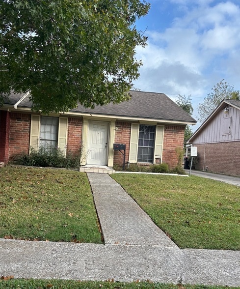 Building Photo - 2210 Buchanan Dr