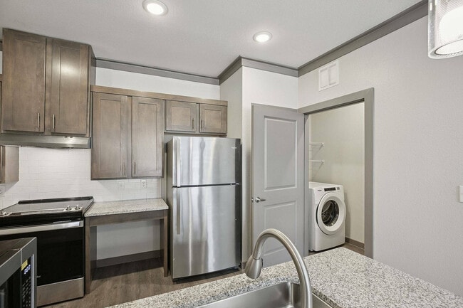 Enjoy a fully equipped modern kitchen and convenient in-unit washer and dryer at Cityscape Apartments in Houston, TX. - Cityscape Apartments
