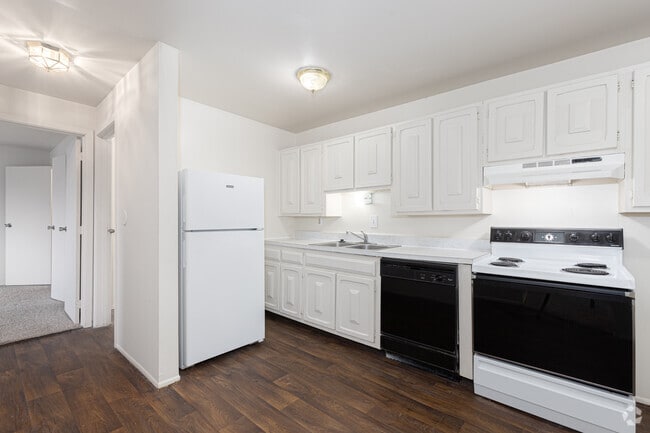 2BR, 1BA - 986SF - Breckenridge Apartments