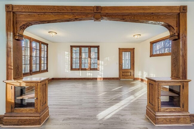 Photo - 988 Reaney Ave E