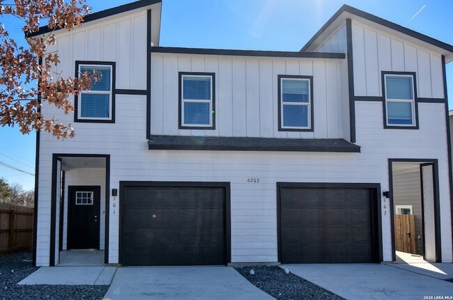 Building Photo - 6202 Oakridge Dr