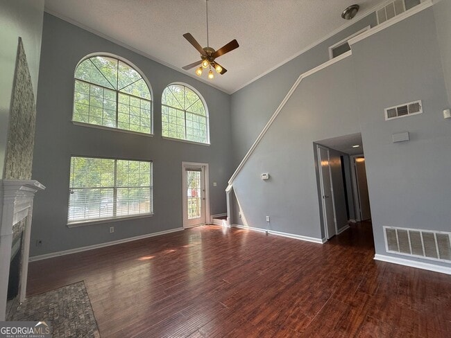 Photo - 1024 Wiltshire Way NW
