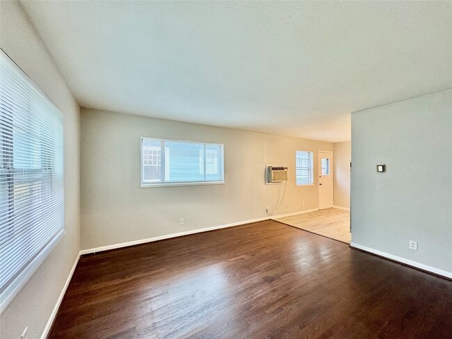 Photo - 4916 Worth St Unit 1