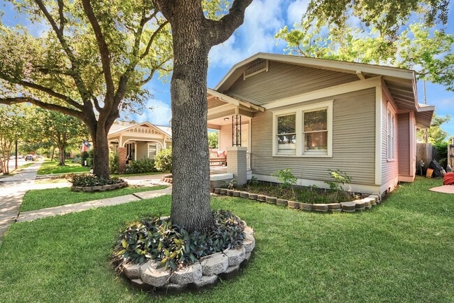 Photo - 916 W Cottage St