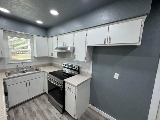 Photo - 70 N Hunter St