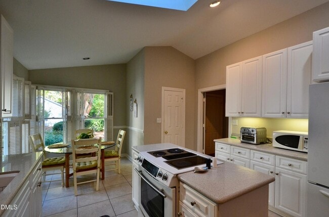 Photo - 531 Weathersfield