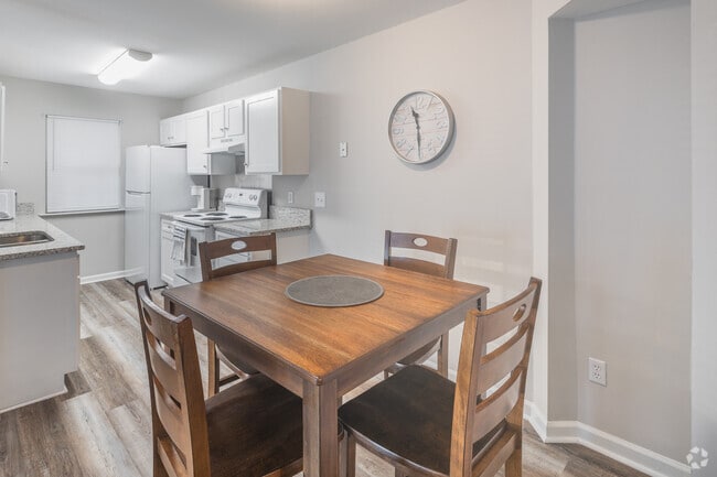2BR, 2BA - 1,100SF - Dining Room - 403 S Thomas Rd