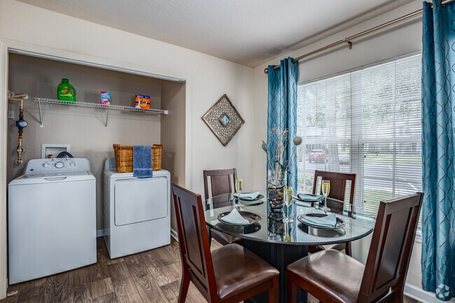 2BR, 2BA - 1,109SF - Dining - Hawthorne Groves