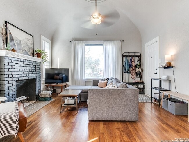 Photo - 814 W Gramercy Pl