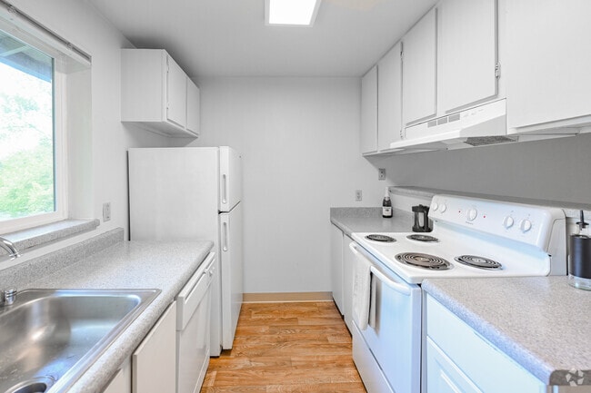 2BR, 2BA - 960SF - Kitchen - Southwood Apartments