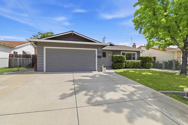 Photo - 1714 Woodridge Way