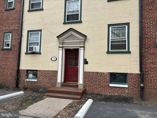 Building Photo - 676 Perth Pl Unit B