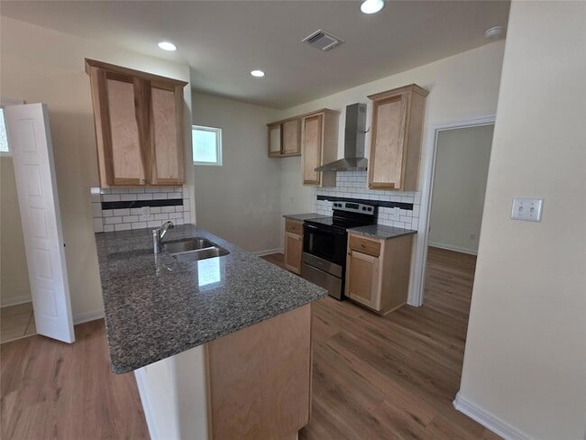 Photo - 100 E 7th St