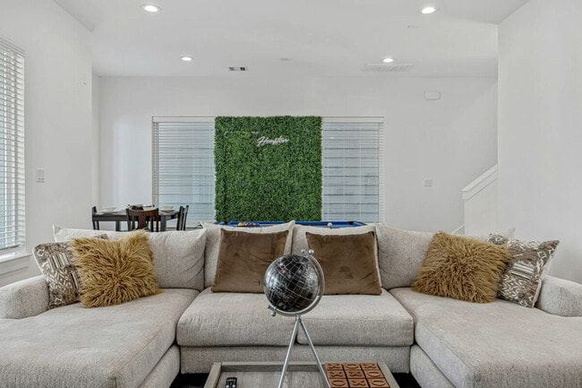 Building Photo - 3020 Live Oak St Unit ID1257713P