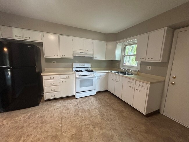 Photo - 1716 Maple Ln