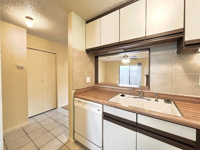 Photo - 800 W Collins St