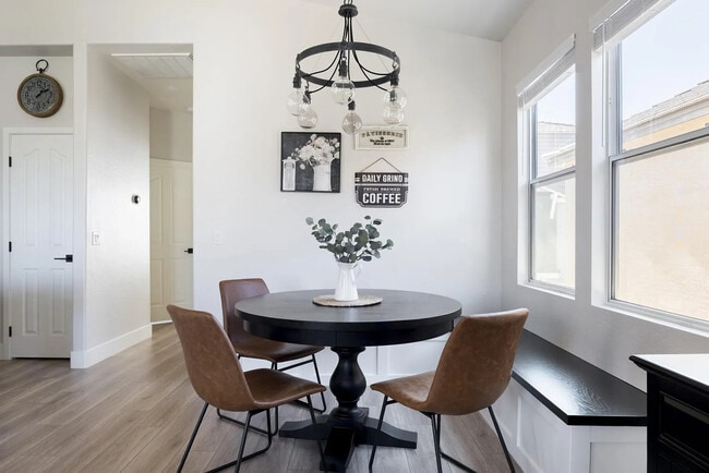 Photo - 156 W Laurel Ct