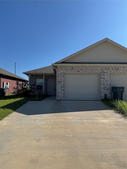 Building Photo - 2915 Peony Dr Unit 2911