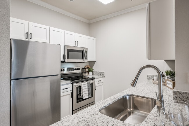 1BD, 1BA - 650SF - Kitchen - Villas at River Park West