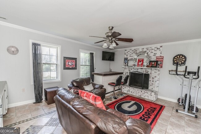 Photo - 302 E Valley Rd NE
