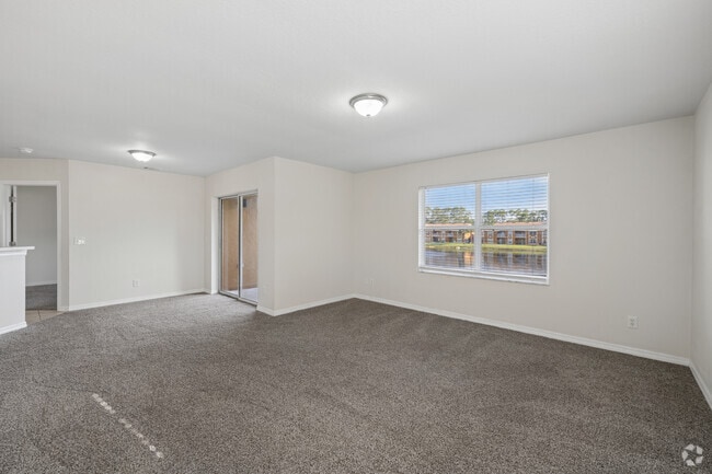 2BR, 2BA - 1,051SF - Living Room - Palm pointe