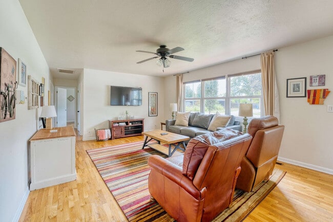 Building Photo - 312 Crestview Dr Unit SI ID1297039P