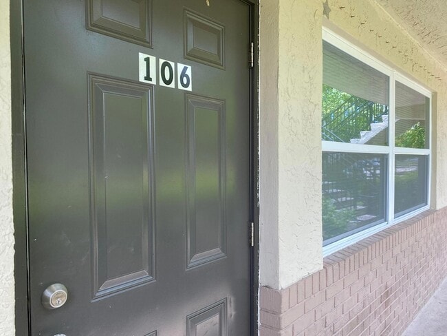 Building Photo - 207 NW 32nd Ct Unit 106