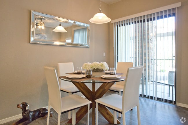 2BR, 2BA - 983 SF - Town Center