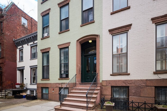 Photo - 287 State St