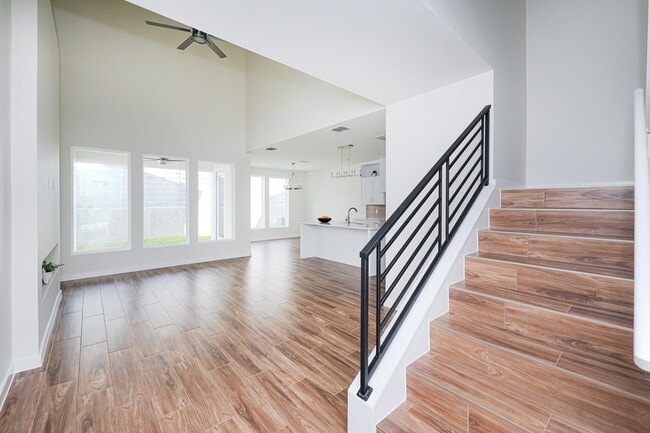 Photo - 7525 Cresta Bella St