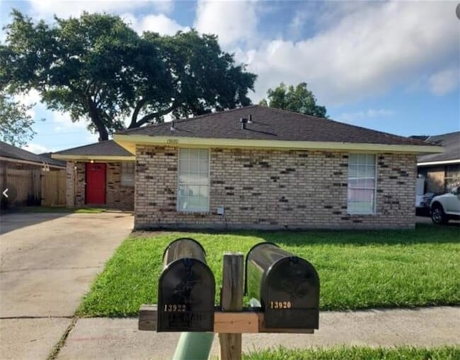 Building Photo - 13920 Wales St Unit 1