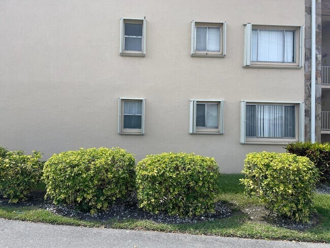 Photo - 700 Village Green Ct Unit H101