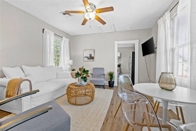 Building Photo - 2906 Chestnut St Unit ID1328007P