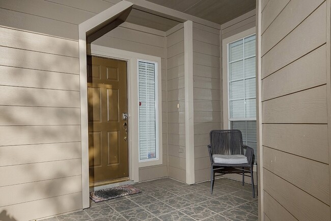 Photo - 174 N Valley Oaks Cir